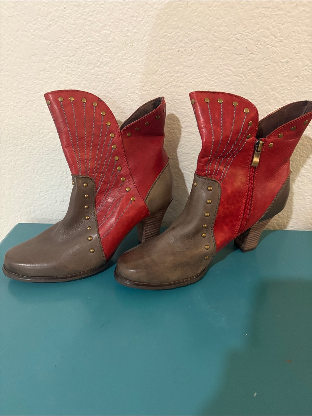 L'Artiste by Spring Step Quiddity Leather Studded Ankle Boots Red size 9